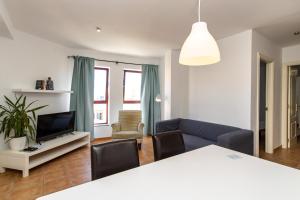 Televízia a/alebo spoločenská miestnosť v ubytovaní UpTown Urban Apartments