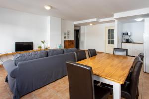 Televízia a/alebo spoločenská miestnosť v ubytovaní UpTown Urban Apartments
