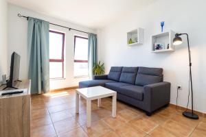 Televízia a/alebo spoločenská miestnosť v ubytovaní UpTown Urban Apartments