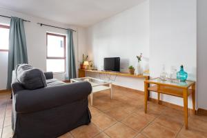 Televízia a/alebo spoločenská miestnosť v ubytovaní UpTown Urban Apartments