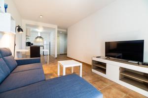 Televízia a/alebo spoločenská miestnosť v ubytovaní UpTown Urban Apartments