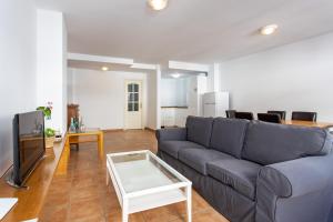 Televízia a/alebo spoločenská miestnosť v ubytovaní UpTown Urban Apartments