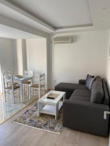 Ceka Apartments tesisinde bir oturma alanı