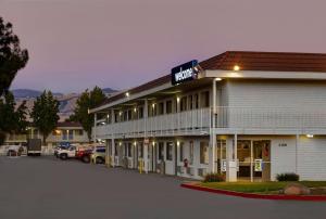 un hotel con un estacionamiento delante de él en Motel 6-San Jose, CA - South, en San José