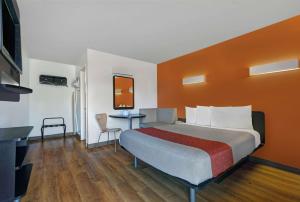 En eller flere senger på et rom på Motel 6-San Jose, CA - South