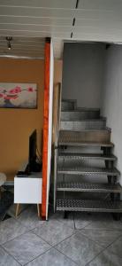 un conjunto de escaleras en una habitación con escritorio en Weller's Ferienhaus in Klingenmünster, en Klingenmünster