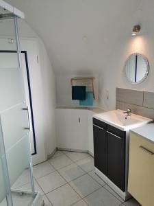 een badkamer met een wastafel en een spiegel bij Weller's Ferienhaus in Klingenmünster in Klingenmünster