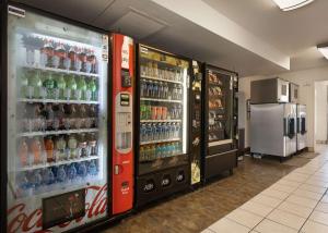 una máquina de refrescos en una tienda con muchas bebidas en Motel 6-Carpinteria, CA - Santa Barbara - North, en Carpinteria