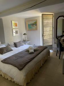 ein großes Bett mit zwei Kissen darauf in einem Schlafzimmer in der Unterkunft La Borie en Provence in Gordes