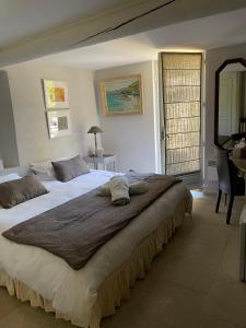 ein Schlafzimmer mit einem großen Bett in einem Zimmer in der Unterkunft La Borie en Provence in Gordes