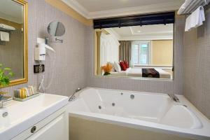 Koupelna v ubytování Kingston Suites Bangkok