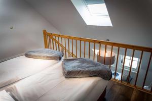 - une chambre avec un lit et 2 oreillers dans l'établissement Apartment Inge, à Greifswald