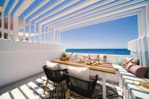 un balcone con tavolo e sedie e l'oceano di Casa Perseida a Tías