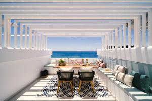 balcone con tavolo, sedie e vista sull'oceano di Casa Perseida a Tías