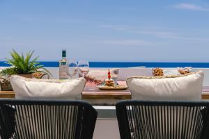un tavolo con due sedie e un tavolo con bicchieri da vino di Casa Perseida a Tías