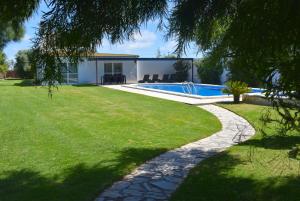 una casa con piscina en un patio en Los Olivos Villa, en Sanlúcar de Barrameda