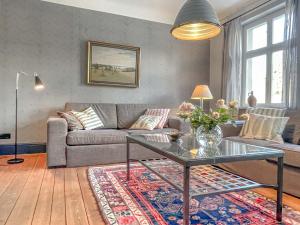 un salon avec un canapé et une table dans l'établissement traumHaff denkmalgeschützter Amalienhof Sauna, offener Kamin, Hund, à Gegensee