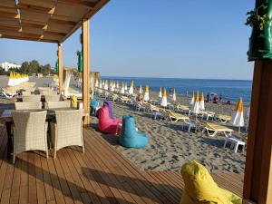 una playa con muchas sillas, mesas y sombrillas en Bora Bora Butik Hotel, en Alanya