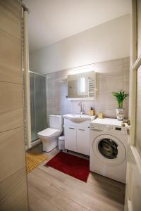 ein Badezimmer mit einer Waschmaschine und einem WC in der Unterkunft Stefania's Home in Ano Volos