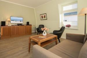 ein Wohnzimmer mit einer Couch und einem Tisch in der Unterkunft Villa Aegir Villa Aegir 122 in Heringsdorf