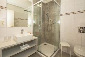 ein Badezimmer mit Dusche, Waschbecken und Toilette in der Unterkunft Villa Aegir Villa Aegir 122 in Heringsdorf