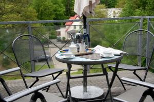 einen Tisch mit Tassen und Untertassen auf einem Balkon in der Unterkunft Villa Aegir Villa Aegir 122 in Heringsdorf
