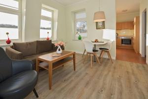ein Wohnzimmer mit einer Couch und einem Tisch in der Unterkunft Villa Aegir Villa Aegir 122 in Heringsdorf