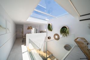 una camera con pareti bianche e lucernario di Casa Perseida a Tías