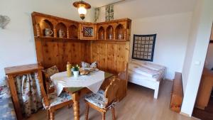 un comedor con mesa y sillas en una habitación en ELISABETH Haus KMB Seeappartement direkt am Ossiacher See mit Hallenbad Skiarena Gerlitzen en Bodensdorf