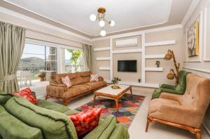 sala de estar con 2 sofás y TV en Vİlla Ugurlu en Kalkan