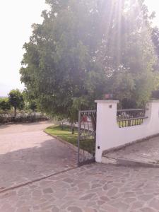 - un escalier blanc avec une porte dans un parc dans l'établissement Pace, Luminosità e Comodità a due passi dal Garda, à Volta Mantovana