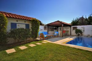 Bazén v ubytování Cesme Elysium Hotel nebo v jeho okolí