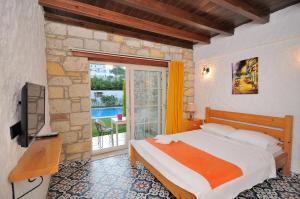 TV a/nebo společenská místnost v ubytování Cesme Elysium Hotel
