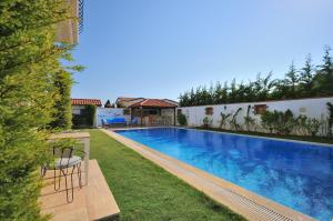 Bazén v ubytování Cesme Elysium Hotel nebo v jeho okolí