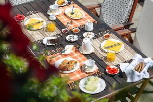 un tavolo da picnic con prodotti per la colazione di Chorostasi Guest House a Parthenón