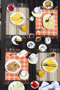um monte de pratos de comida numa mesa em Chorostasi Guest House em Partenon