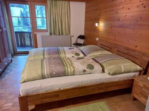 Tempat tidur dalam kamar di Ferienwohnung Stelzis