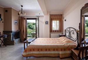 Postel nebo postele na pokoji v ubytování Chorostasi Guest House + 37 fotografií