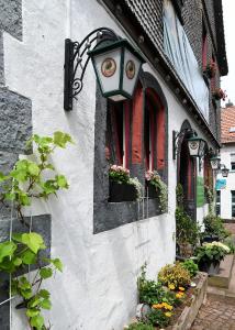 una luz en el lateral de un edificio con ventana en Burgmannenhaus, en Steinau an der Straße