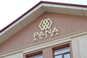 una señal en la parte superior de un edificio de parma en PANA HOTEL, en Nukus