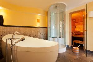 Das Bad ist mit einer Badewanne und einer Dusche ausgestattet. in der Unterkunft Strandhotel Georgshöhe in Norderney