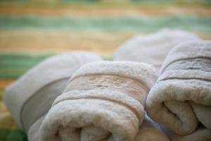 un primo piano di un rotolo di cibo con di Chorostasi Guest House a Parthenón