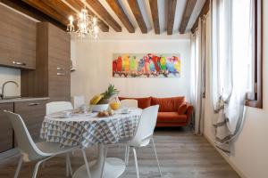 kuchnia i jadalnia ze stołem i krzesłami w obiekcie Ve.N.I.Ce. Cera Ca' De La Mandola w Wenecji