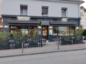 um restaurante com bancos em frente a um edifício em Hôtel Influences La Bresse em La Bresse