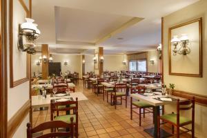 Restoran või mõni muu söögikoht majutusasutuses Hotel Nievesol