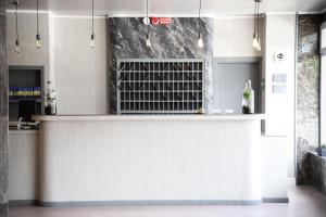 - une cuisine avec un comptoir blanc dans une pièce dans l'établissement Hotel Donatello, à Modène