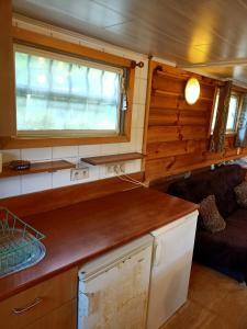 A kitchen or kitchenette at le bateau sur lac privé de 2 hectares poissonneux au milieu des bois