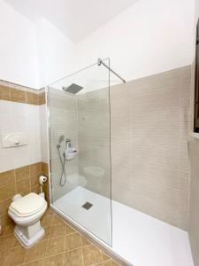 ein Bad mit einer Dusche und einem WC in der Unterkunft Civico 22 in Trapani