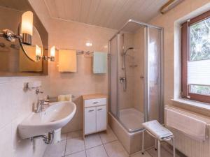 y baño con lavabo, ducha y aseo. en Ferienwohnung "Juli" Objekt ID 13432-3 en Waren