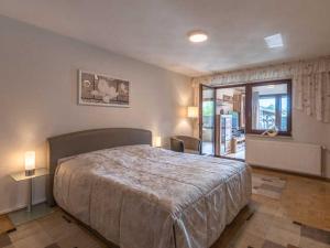 1 dormitorio con cama grande y ventana grande en Ferienwohnung "Juli" Objekt ID 13432-3, en Waren